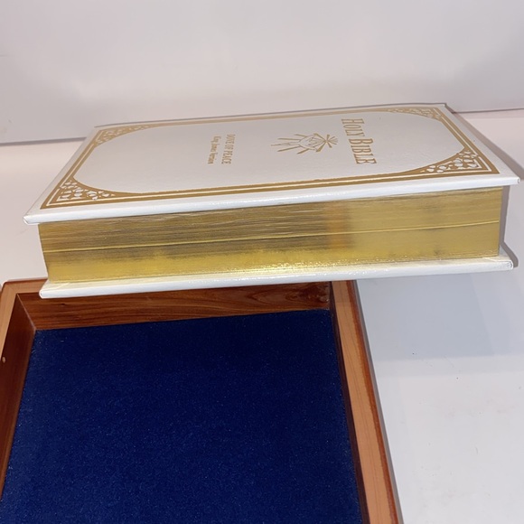 King James Version Holy Bible Dove of Peace,1991 White hardcover with Cedar box - Picture 13 of 16
